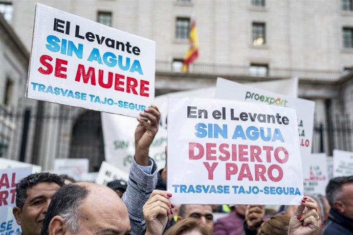 Unas pancartas que rezan 'El Levante sin agua, se muere' y 'En el Levante sin agua, desierto y paro' en la manifestación por la defensa del trasvase Tajo Segura ante la sede del Ministerio de Transición Ecológica 
