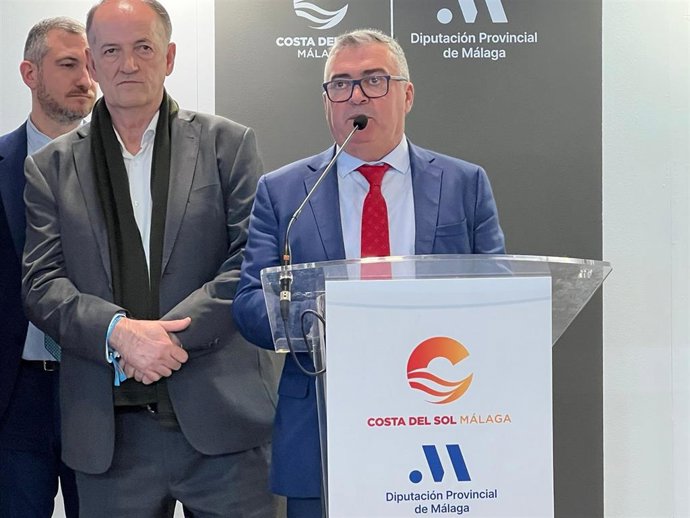 El presidente de la Mancomunidad de Municipios de la Costa del Sol Axarquía, José Juan Jiménez y el vocal de Turismo, Juan Peñas han dedicado este jueves la segunda jornada de Fitur a ensalzar los atractivos turísticos que tiene esta comarca.