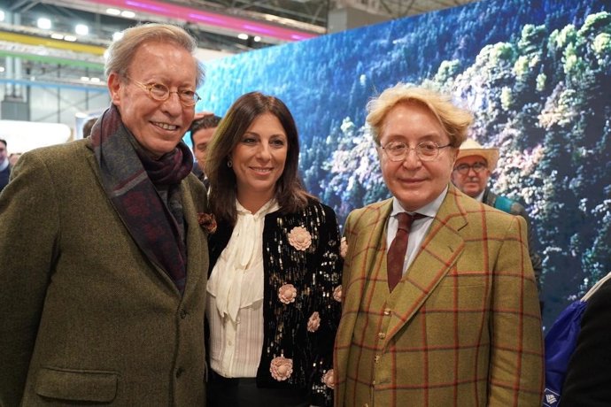 La alcaldesa, María de la Paz Fernández, ha estado acompañada en Fitur por los protagonistas del desfile, que se celebrará sobre el emblemático Puente Nuevo de la ciudad, Vittorio y Luchino.