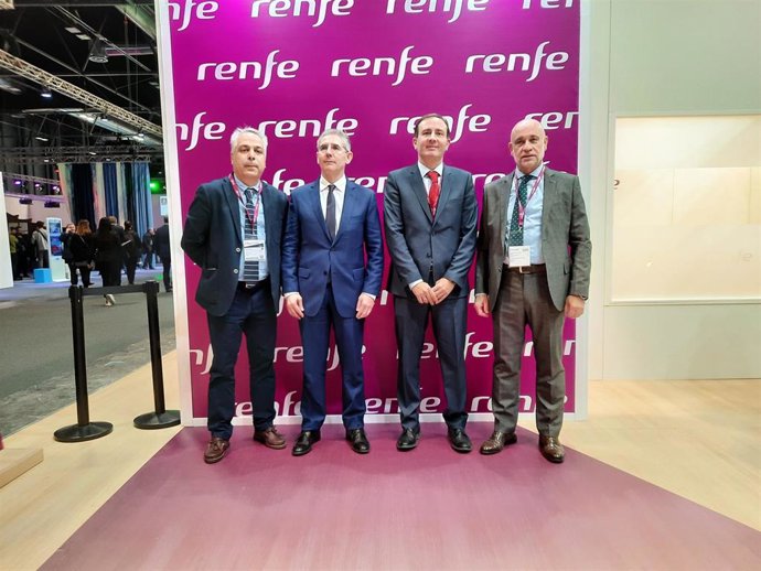 Asistentes a la firma del acuerdo de colaboración entre Renfe y el Palacio de Congresos de Córdoba.