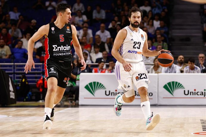 Archivo - El jugador del Real Madrid Sergio Llull, durante el encuentro ante Olympiacos de la Euroliga 2022-2023 en el Wizink Center.