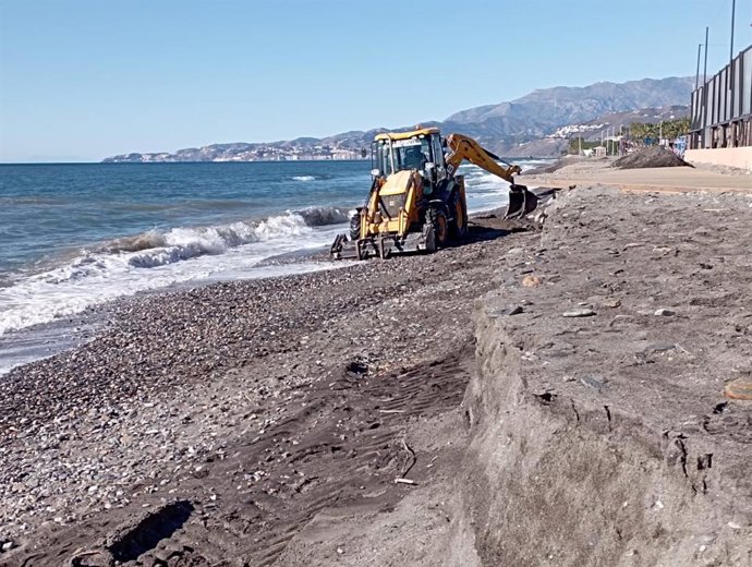 Trabajos en Playa Granada tras el temporal