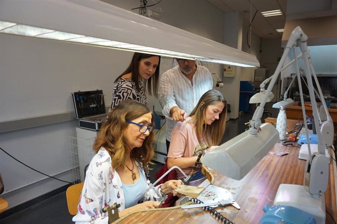 Gálvez observa el trabajo de alumnas de la Escuela de Joyería.