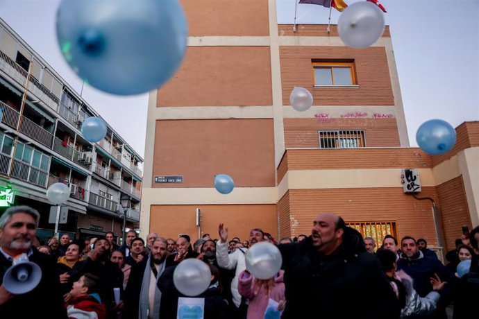 Familiares y amigos durante una manifestación con el objeto de reivindicar un trato digno a la familia de los dos menores de Carabanchel desaparecidos el pasado noviembre
