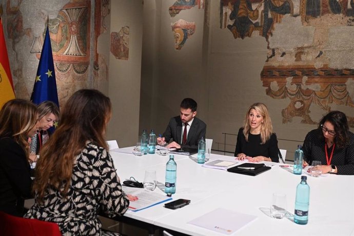 La vicepresidenta segunda y ministra de Trabajo y Economía Social, Yolanda Díaz, firma una Declaración de Intenciones en el marco de la XXVII cumbre hispano francesa celebrada en Barcelona
