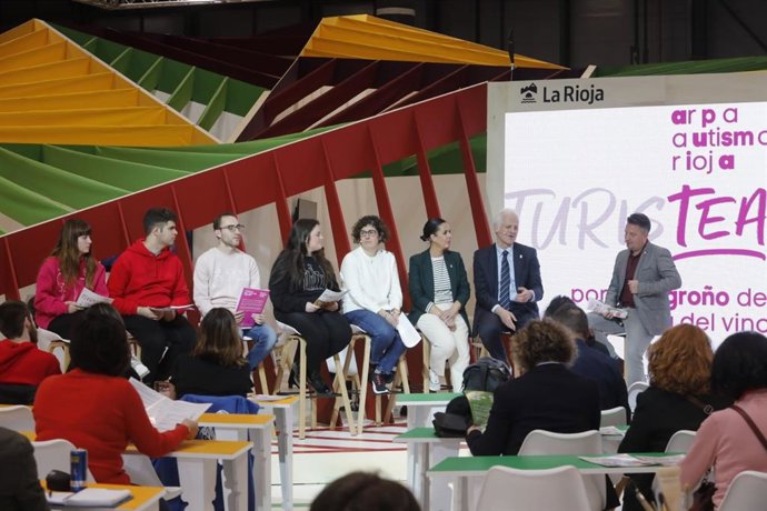 El alcalde de Logroño y varios jóvenes de ARPA Rioja presentan la nueva edición de 'TurisTEA'