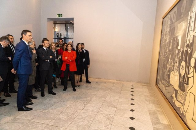 El presidente de Francia, Emmanuel Macron; el presidente del Gobierno, Pedro Sánchez; y la alcaldesa de Barcelona, Ada Colau, visitan el Museu Picasso de la capital catalana.
