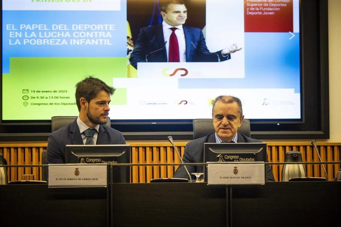 El presidente del Consejo Superior de Deportes (CSD), José Manuel Franco, (a la derecha de la imagen) y el director general de la Fundación Deporte Joven, Félix Jordán de Urríes, en el Congreso de los Diputados.