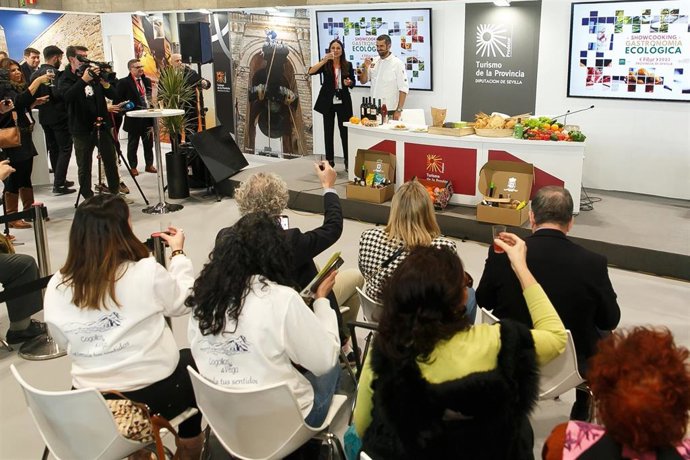 Demostración culinaria en el expositor de Sevilla