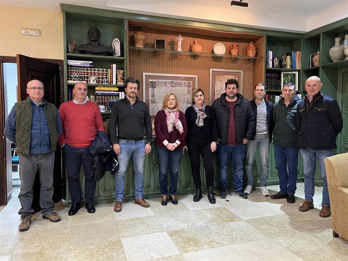 Caro y de la Barrera y Borrego (centro), con los miembros del comité de empresa de LCG Fruits.