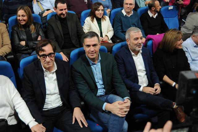 Archivo - (I-D) El líder del PSC, Salvador Illa y el presidente del Gobierno, Pedro Sánchez, en una foto de archivo.