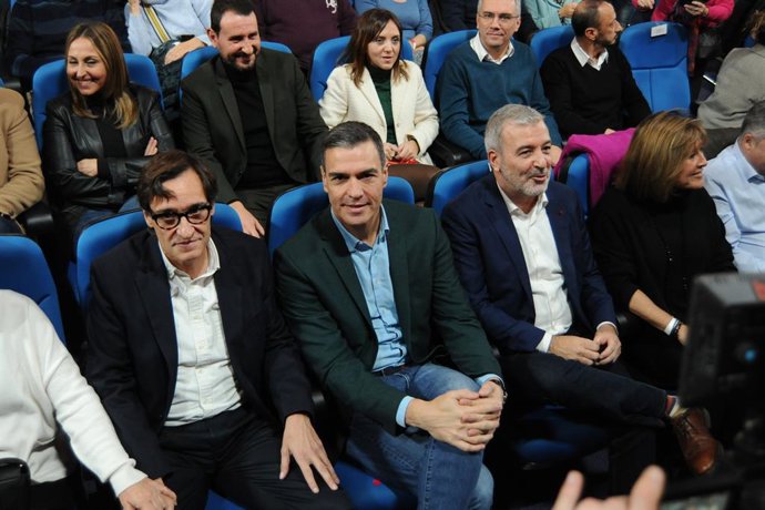 Archivo - El líder del PSC, Salvador Illa i el president del Govern, Pedro Sánchez, en una foto d'arxiu.