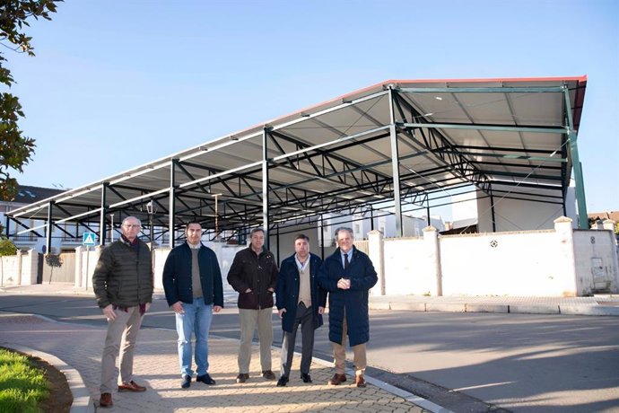 Ruiz Madruga y Fuentes (dcha.), ante el parking municipal de uso polivalente de Encinarejo con su nueva cubierta.