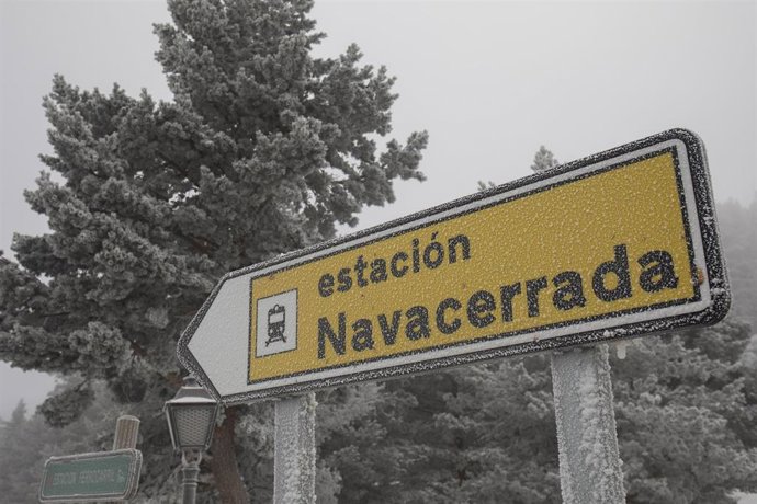 Un cartel indica el acceso al Puerto de Navacerrada, a 19 de enero de 2023, en Madrid (España)