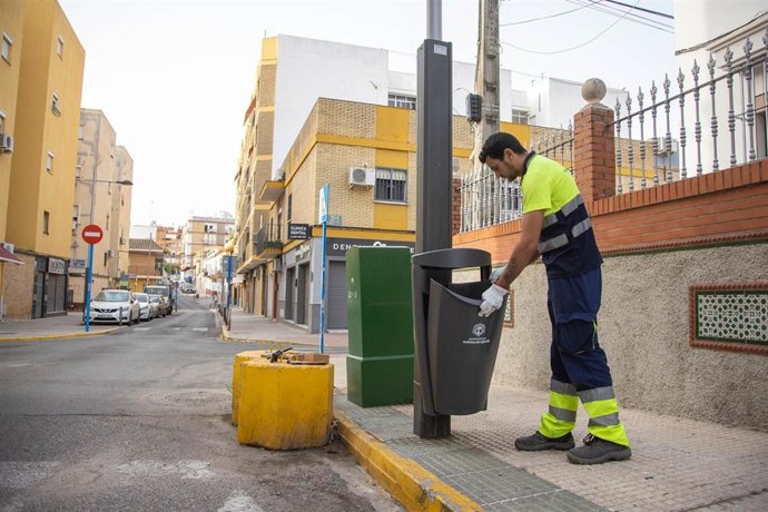 Archivo - Un operario del Servicio de Limpieza de Mairena del Aljarafe