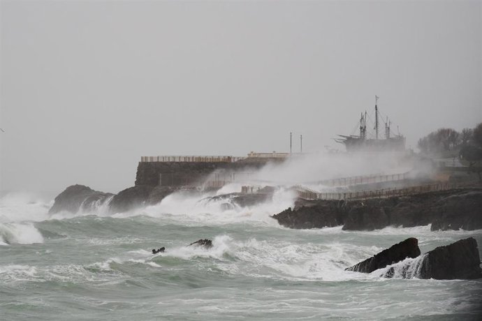 Oleaje en la Península de la Magdalena de Santander