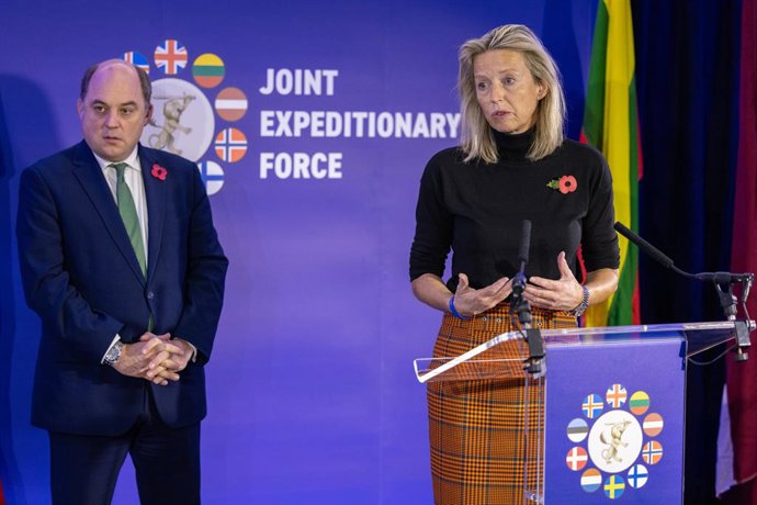 Archivo - 10 November 2022, United Kingdom, Edinburgh: Defence Minster for the Netherlands Kajsa Ollongren (R) speaks during a press conference after a meeting of allies in the Joint Expeditionary Force (JEF) grouping in Edinburgh. the JEF is a defence 