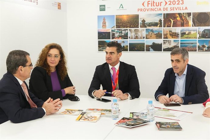 Responsables de las diputaciones de Badajoz y Sevilla en Fitur