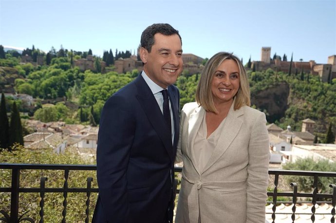 El presidente de la Junta de Andalucía y presidente del PP-A, Juanma Moreno, junto a la consejera de Fomento, Articulación del Territorio y Vivienda y candidata a la Alcaldía de Granada, Marifrán Carazo, en imagen de archivo