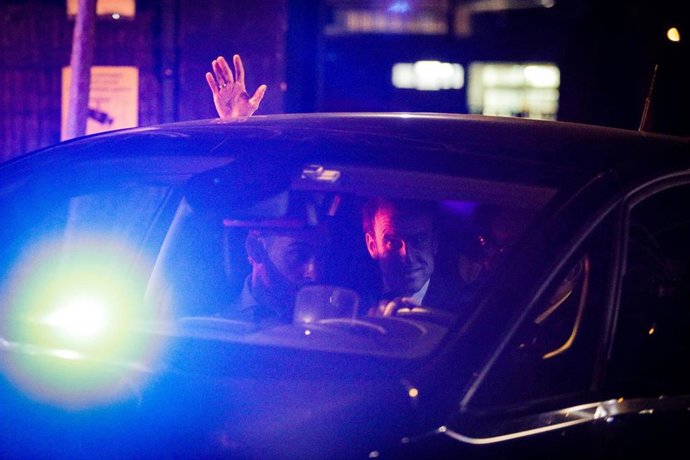 El presidente de Francia, Emmanuel Macron, sale en coche del Lycée Franais de Barcelona, en el último acto en el marco de la Cumbre Hispano-Francesa en la capital catalana.