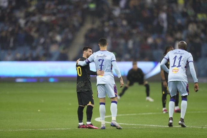 Cristiano Ronaldo y Leo Messi durante un partido amistoso en Arabia Saudí