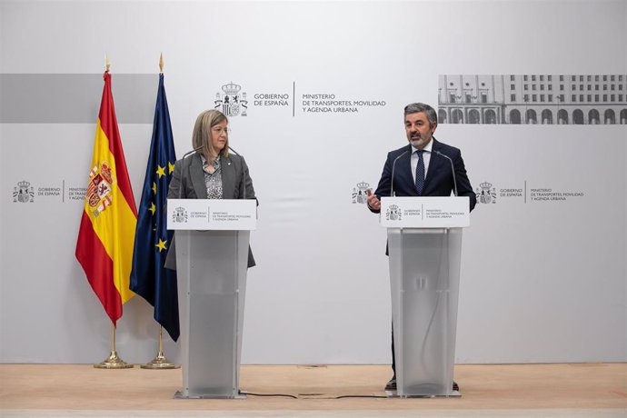 La presidenta de Adif, María Luisa Domínguez, y el consejero de Medio Ambiente y Cohesión Territorial del Principado de Asturias, Alejandro Calvo