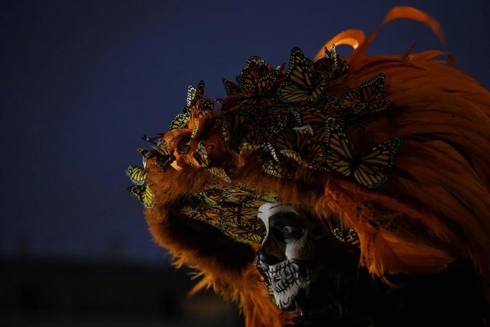 Paseo de La Catrina por la Plaza de la Armería
