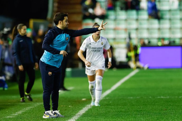 Jonatan Giraldez da instrucciones durante el FC Barcelona-Real Madrid de la Supercopa de España 2023