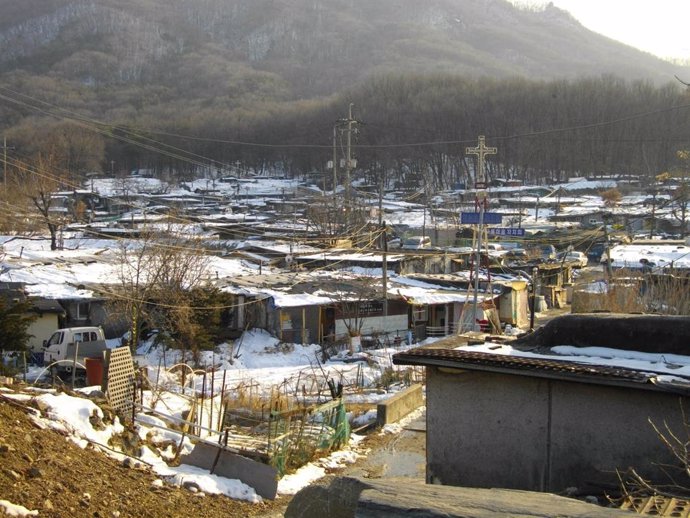 Archivo - El barrio marginal de Guryong, Seúl, Corea del Sur