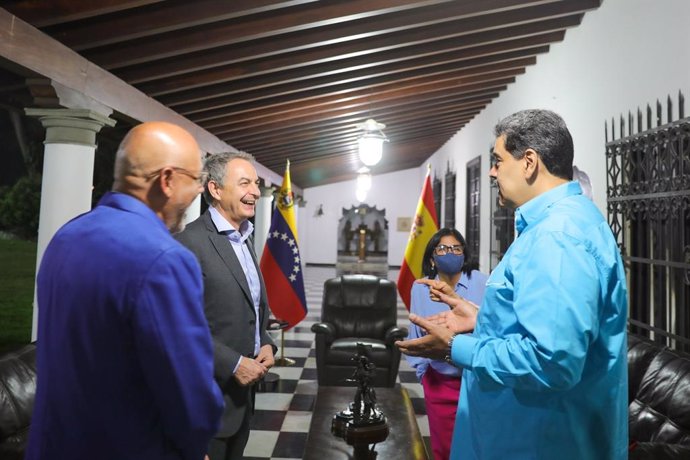 El presidente de Venezuela, Nicolás Maduro, recibe al expresidente español José Luis Rodríguez Zapatero
