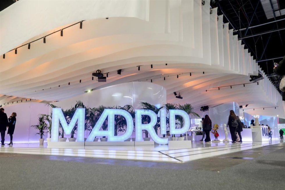Un letrero de Madrid en la segunda jornada de la Feria Internacional del Turismo, Fitur 2023, en Ifema Madrid.