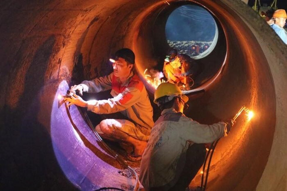 Trabajadores se preparan para bajar por el pozo de hormigón