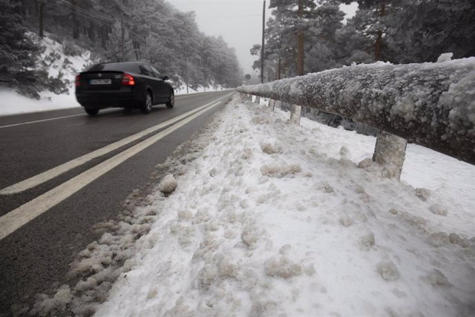 Un coche circula por la carretera nevada de acceso al Puerto de Navacerrada, a 19 de enero de 2023, en Madrid (España). La Agencia de Seguridad y Emergencias de la Comunidad de Madrid (ASEM 112) ha activado la situación 0 de la fase de alerta del Plan E
