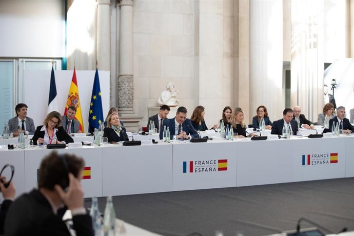 (I-D) La vicepresidenta del Gobierno y ministra para la Transición Ecológica y el Reto Demográfico, Teresa Ribera; la vicepresidenta primera y ministra de Asuntos Económicos y Transformación Digital, Nadia Calviño; el presidente del Gobierno, Pedro Sánc