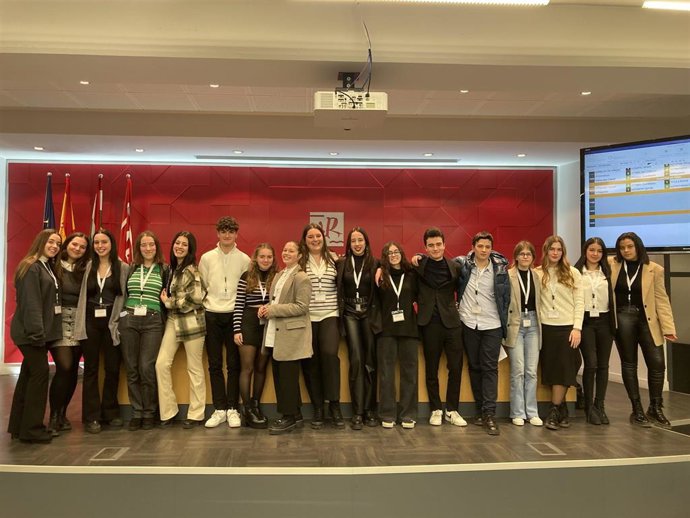 Finalistas debate preuniversitario de la UR