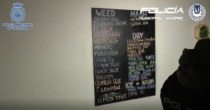 Archivo - Desmantelado un club de fumadores de Ciudad Lineal donde se vendían drogas