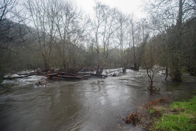 Un río desborda por el temporal en Galicia. 