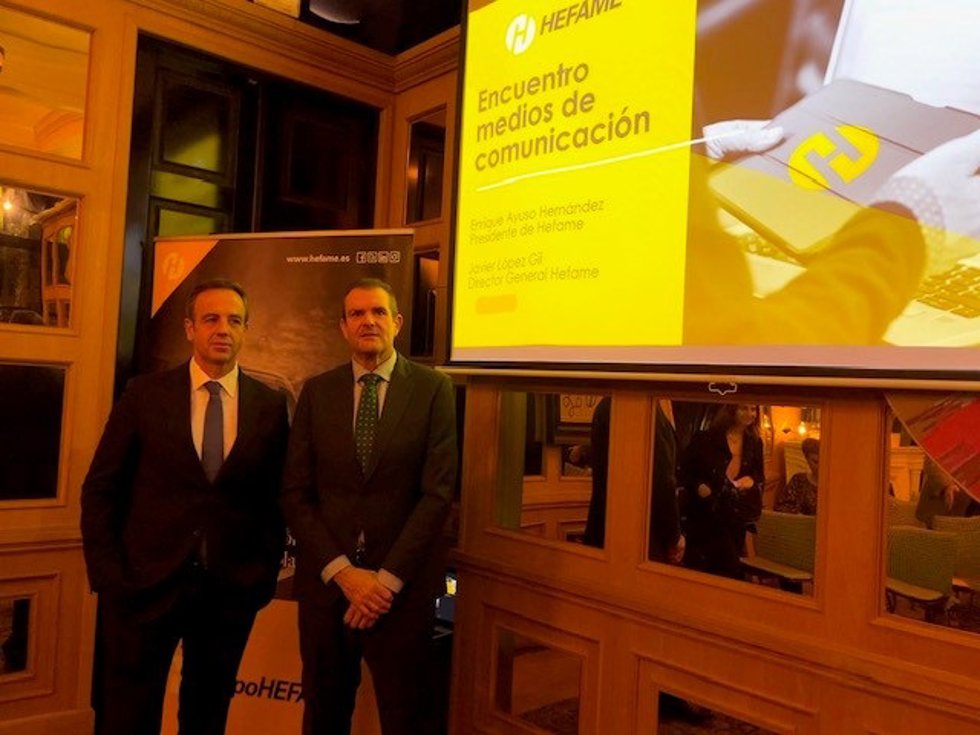 A la derecha el presidente de Hefame, Enrique Ayuso, junto al director general de Hefame, Javier López