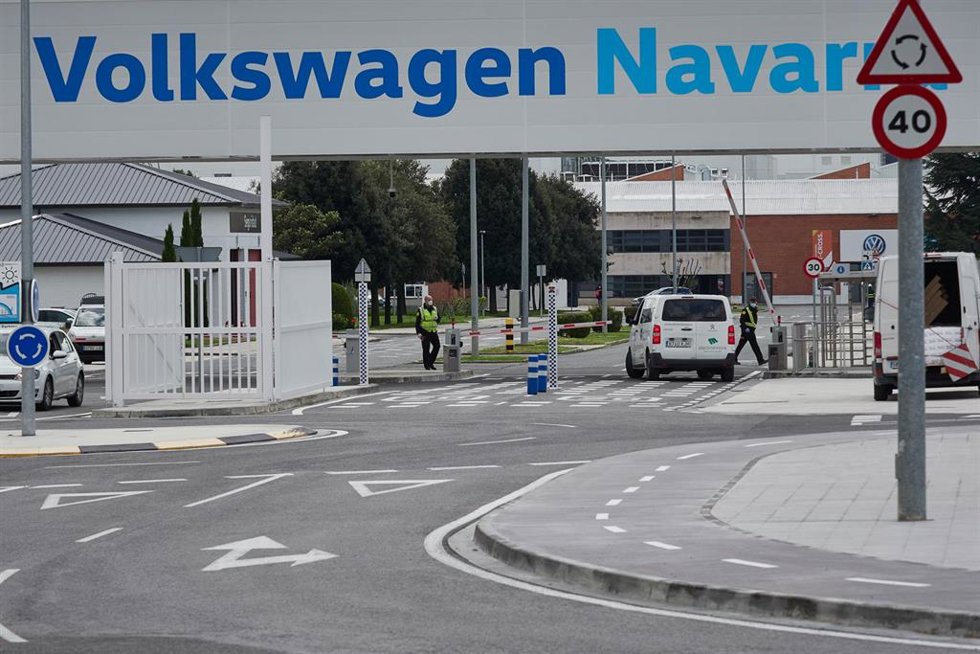 Archivo - Vista de la puerta principal de la fábrica de Volkswagen Navara 