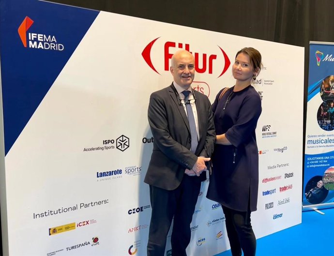 Dr. Jose Luis Rey, director gerente del Hospital Vithas Valencia 9 de Octubre y Ekaterina Breslavtseva, responsable internacional de los Hospitales Vithas Alicante y Vithas Medimar