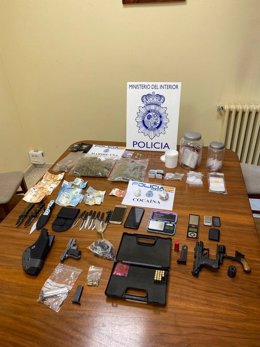Efectivos intervenidos por la Policía tras la detención de un vecino de Entrimo (Ourense) por tráfico de drogas y tenencia ilícita de armas.