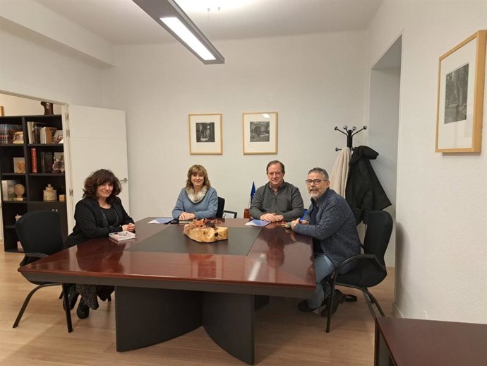De izda. A dcha: la secretaria general de Euskalgintzaren Kontseilua, Idurre Eskisabel; la consejera Ollo; el director gerente de Euskarabidea, Mikel Arregi; y Paul Bilbao, durante la reunión.