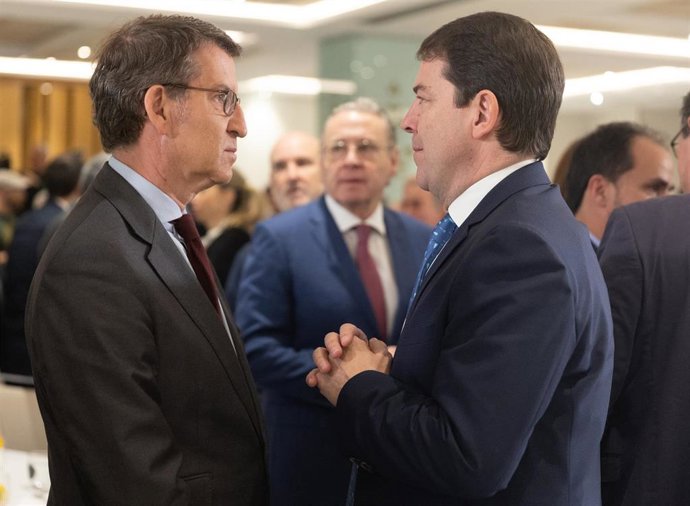 Archivo - El presidente del PP, Alberto Núñez Feijóo (i) y el presidente de la Junta de Castilla y León, Alfonso Fernández Mañueco (d), durante un desayuno informativo de Europa Press en el Hotel Hyatt Regency Hesperia, a 22 de noviembre de 2022, en Mad