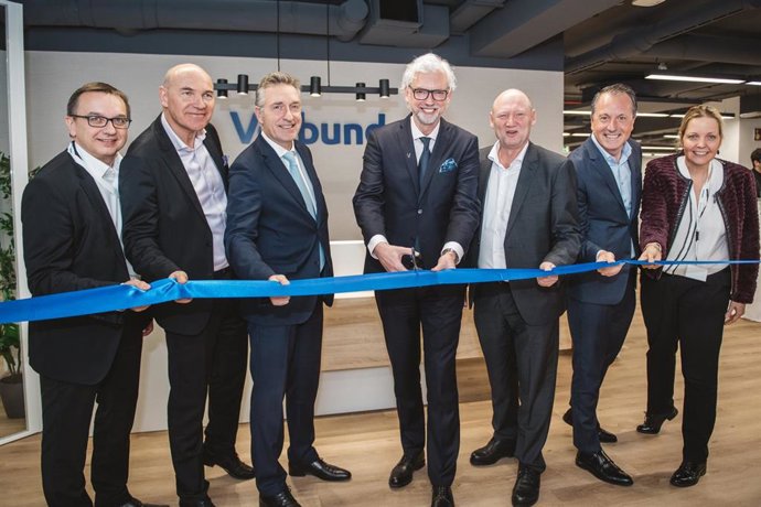 Dietmar Reiner, Peter F. Kollmann, VERBUND; Enno Drofenik Embajador de Austria; Michael Strugl, Achim Kaspar, Enrique Barbudo, Isabelle Ardouin, VERBUND (de izquierda a derecha)