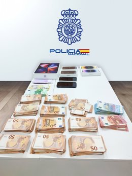 Teléfonos móviles y dinero incautado por la Policía Nacional en Las Palmas de Gran Canaria