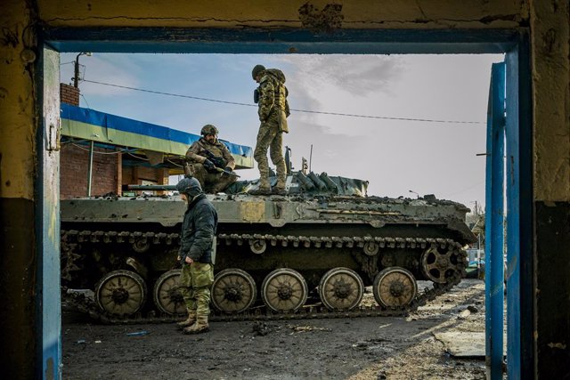 Archivo - Soldats ucraïnesos en un tanc