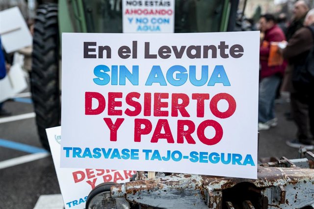 Una pancarta que reza 'En el Levante sin agua, desierto y paro' en la manifestación por la defensa del trasvase Tajo Segura ante la sede del Ministerio de Transición Ecológica y el Reto Demográfico