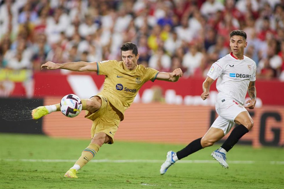 Archivo - El delantero polaco del FC Barcelona Robert Lewandowski dispara a puerta en el partido de LaLiga Santander contra el Sevilla en el Ramón Sánchez Pizjuán en el partido de la primera vuelta de la temporada 2022-23.