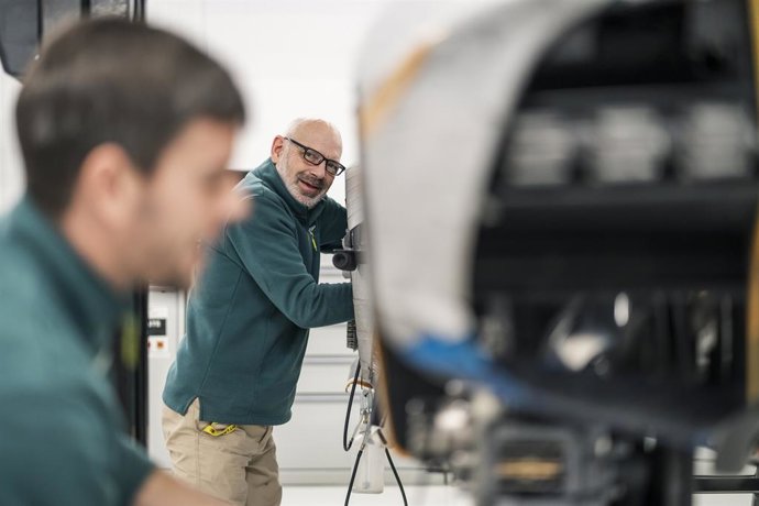Archivo - Dos trabajadores en la planta de Aston Martin en Gaydon (Reino Unido)