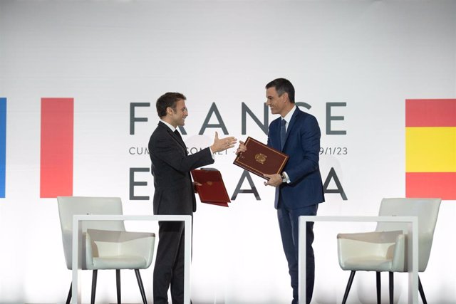 El presidente de Francia, Emmanuel Macron (i) y el presidente del Gobierno, Pedro Sánchez (d), posan tras la firma de un Tratado de Amistad entre sus respectivos países